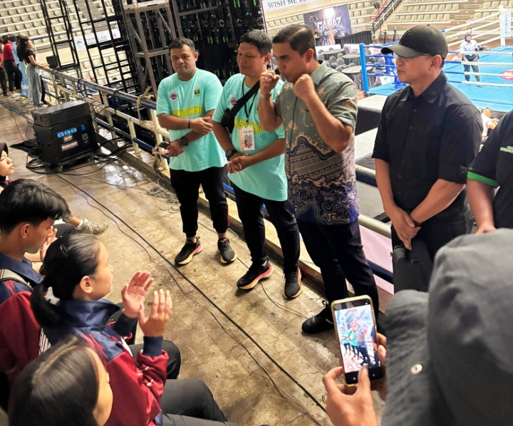 Semangat para atlet makin berkobar saat Sekretaris Umum KONI Sumatera Barat, Anandya Dipo Pratama, hadir langsung di lokasi pertandingan untuk memberikan dorongan moral.