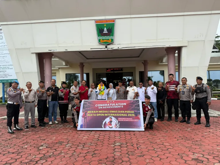 Atlet Taekwondo Sumbar Ressya Faolingga Tiba di Padang, Disambut Hangat Usai Raih Emas dan Perak di Jepang